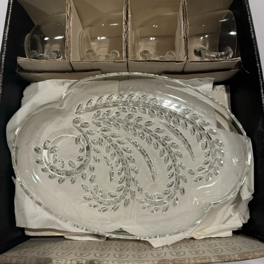 VINTAGE FEDERAL GLASS HOSPITALITY SNACK LUNCHEON 4 PLATES & 4 CUPS SET